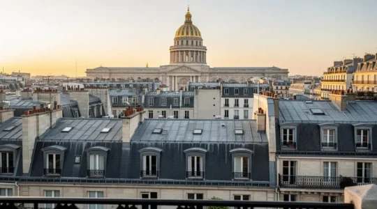 Vue sur les toits parisiens avec dôme de la Madeleine, terrasse hôtel 4 étoiles